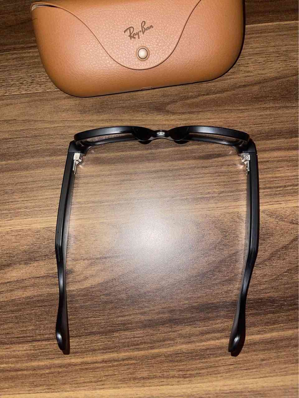 Rayban meta glasses. Used few times. Great for pov content. 

• کامێرا: 12 میگاپیکسل، تۆمارکردنی ڤیدیۆ 1080p بە خێرایی 30 فریم لە چرکەیەکدا (1440×1920 پیکسل)، ڕوونکردنەوەی وێنە 3024×4032 پیکسل.

• دەنگ: 2 سپیکەری کراوەی تایبەتی (open-ear)، سیستەمی 5 مایکی تایبەتی بۆ تۆمارکردنی دەنگی قووڵ و دڵنشین.

• پرۆسێسەر و سیستەمی کارپێکردن: پرۆسێسەری Qualcomm® Snapdragon® AR1 Gen1؛ پێویستە کەمترین وەشانی iOS 14.4 یان Android 10.

• بیرگە و هەڵگرتن: 32GB هەڵگرتنی Flash (نزیکەی 500+ وێنە یان 100+ ڤیدیۆی 30 چرکەیی).

• باتری: تا 4 کاتژمێر کارکردن بە یەک جار شارژکردن؛ لەگەڵ قاپی شارژکردنەوەکە تا 32 کاتژمێر زیاتر.

• پەیوەندی: Wi-Fi 6 Certified، Bluetooth 5.2 / 5.3.

• کۆنترۆڵ: کۆنترۆڵی تاچ، یارمەتیدەری دەنگی (Meta AI).

• بەرگری لە ئاوی: IPX4.

• کێش: نزیکەی 133 گرام.

نرخ: ٥٥٠،٠٠٠ دع أربيل, العراق


**إذا كنت صاحب هذا الإعلان وتريد حذفه لأي سبب، رجاءا أرسل رسالة إلى الدعم الفني**