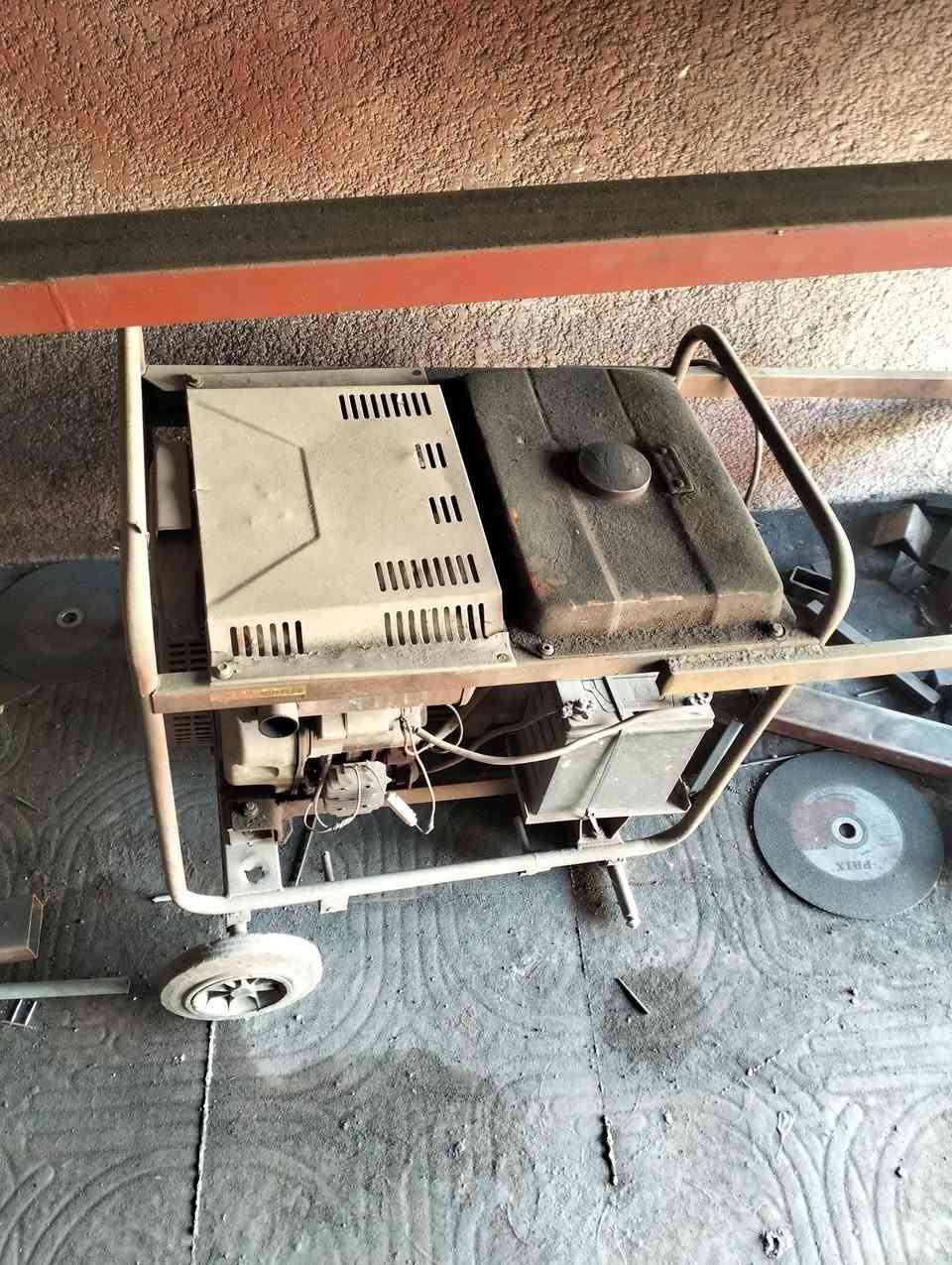 السلام عليكم غراض محل حدادة للبيع مع حديد ورمبه وفريمات كربلاء ***********
