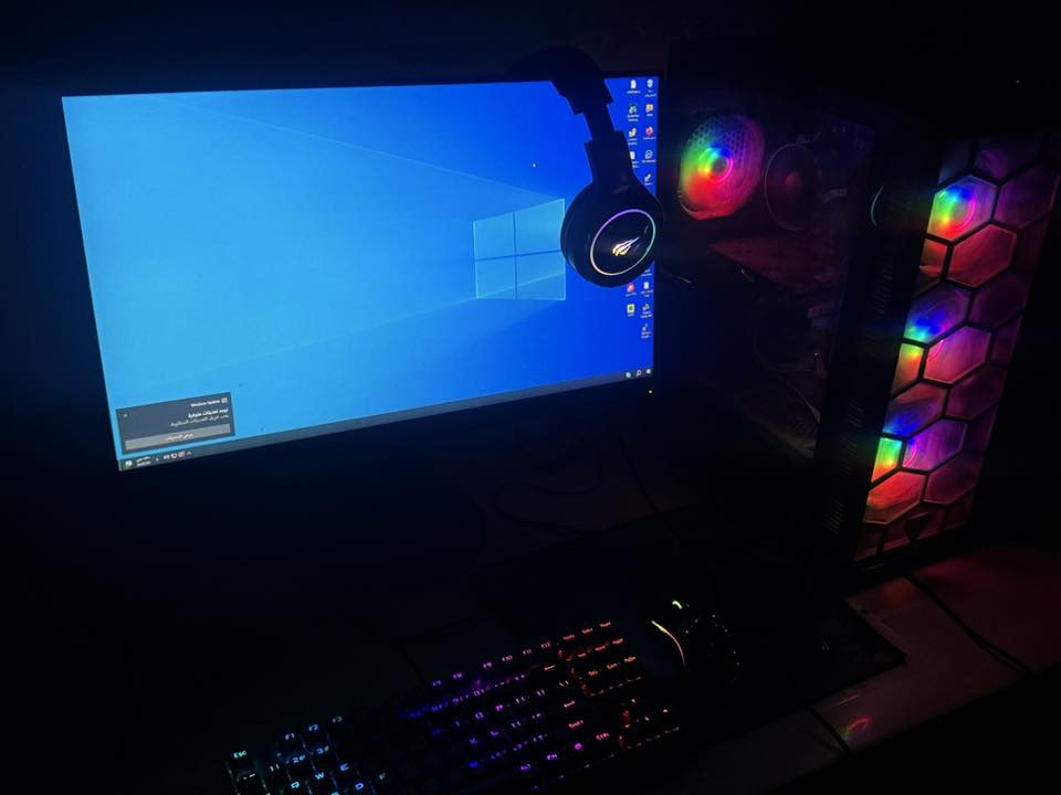 المعالج (CPU): Intel Core i5-10400F (6 أنوية و 12 مسار) – معالج بطل وقوي جداً، يتحمل الألعاب الثقيلة والبرامج بدون أي تقطيع.
 كرت الشاشة (GPU): NVIDIA GeForce GTX 1660 Super – النسخة الخارقة! الكرت الأشهر للألعاب يعطيك فريمات عالية وأداء ممتاز على دقة 1080p.
 الذاكرة العشوائية (RAM): 16GB – مساحة ممتازة تضمن لك سلاسة تامة في التنقل بين الألعاب والبرامج وفتح أكثر من تطبيق بنفس الوقت.
 التخزين السريع: 128GB SSD (مخصص للنظام لإقلاع الحاسبة وتشغيل البرامج بلمح البصر).
 التخزين الإضافي: 320GB HDD (مساحة إضافية مخصصة لحفظ ألعابك وملفاتك الخاصة).
🖥️ ملحقات قيمنق كاملة (تجي ويا التجميعة):
1 الشاشة: شاشة Lenovo 60Hz – ألوان دقيقة ومريحة للعين، مثالية للألعاب والدراسة والمشاهدة.
2 الماوس: Glorious Model O- (Minus) – ماوس قيمنق احترافي، خفيف الوزن جداً وسريع الاستجابة، المفضل للاعبي المحترفين (الشوتر والببجي).
3 الكيبورد: كيبورد ميكانيكي من شركة Redragon المعروفة – استجابة سريعة، متانة عالية، وشكل رهيب يكمل السيت أب
السعر ٦٥٠ وبيه مجال  مكاني بغداد متواجد واتساب فقط وهاذ رقمي *********** وشكراً.
