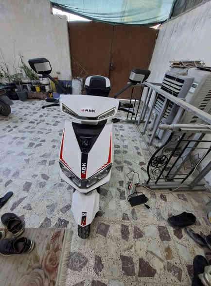 دراجة abk **بطارية ليثيوم** صارلي شهر ونص من اخذتهة
من مؤيد طيارة بواحد و300 دراجة نضيفة سبب بيع مشاويري هواي فا شحن ميفيدني
رايدهة بمليون وبيهة مجال بسيط
مكاني بغداد حي كوفة 
***********
