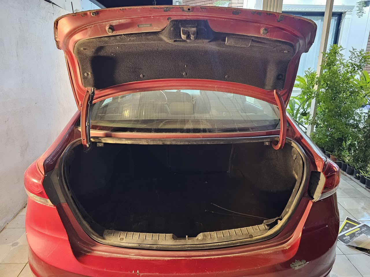 📣 للبيع: هيونداي إلنترا (Hyundai Elantra) - مواصفات مميزة ورقـم  بغداد مميز
• ​النوع: هيونداي إلنترا (Hyundai Elantra)
• ​اللون: أحمر ماروني مميز
• ​اللوحة: رقم بغداد - خصوصي (68167)
​✨ المـواصـفـات:
• ​المحرك والمنظومة: محرك، كير، وتبريد ثلج بحالة ممتازة وجاهزة للاستخدام فوراً.
• ​التحكم: تحكم ستيرن (مقود) متكامل (صوت + مثبت سرعة/كروز كنترول).
• ​الشاشة والترفيه: شاشة  داخلية تدعم أنظمة التشغيل الحديثة مع كاميرا خلفية للمساعدة على الركن.
• ​الداخلية: مقاعد مكسوة ومحمية بالكامل، الغرفة نظيفة جداً وبحالة ممتازة (تظهر في الصورة).
• ​نظام القيادة: تحكم بوضعيات القيادة (Drive Mode) لتوفير الوقود أو القيادة الرياضية.
• ​المظهر الخارجي: ويلل ألمنيوم (رنق) بلاد، 
• مع إضاءة LED أمامية مميزة (واضحة في الصورة ).
​🔍 تفاصيل حالة البدي (بكل أمانة وشفافية):
• ​المظهر العام: السيارة بحالة ممتازة وجاهزة ومظهرها الخارجي نظيف جداً (كما هو واضح في الصور).
• رقم شاصي: ​5NPD84LF2HH200068
•  ​ملاحظات :
◦ ​وجود أثر "تأثر بالمسح أو ضربة شمس" خفيف في صبغ السقف من الخلف (واضح تماماً في الصورة ).
◦ ​وجود بعض الخدوش السطحية الطفيفة وتكحيل بلون السيارة على المصد (الدعامية) الخلفي والجانب (كما يظهر في الصور).
​💰 السعر:
• ​السعر المطلوب: 110 ورقة (11,000$ دولار أمريكي).
• ​المفاوضة: السعر قابل للتفاوض البسيط للشاري الجاد بعد المعاينة والرجوع للسيارة.
​📞 للتواصل والاستفسار:
​السيارة مرقمه وجاهزة للتحويل السريع والمباشر، للمزيد من التفاصيل أو لتنسيق موعد الفحص، يرجى الاتصال على:
*********** (أو التواصل مباشرة عبر الواتساب)
