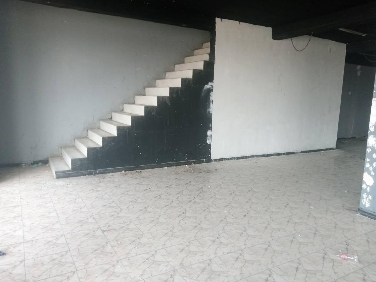 للأيجار
قاعه 300م حي القاهره على الشارع العام تصلح مجمع او كوفي او معهد إلى آخر.....   ***********
