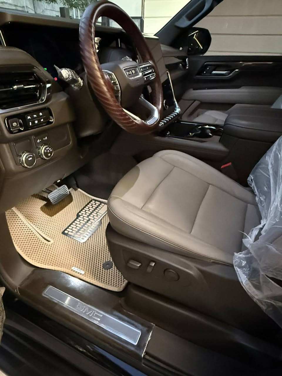 سلام عليكم ..
#يوكن #الفيشن #GMC
#موديل 2025 
#زيروو ماشية 2800 كيلو
#مغلفة PPF
#رقم شمالي
#كتاب تضليل 
مواصفات الألفيشن معروفة.
مكان السيارة بغداد / الشعب 
للأستفسار: ***********
