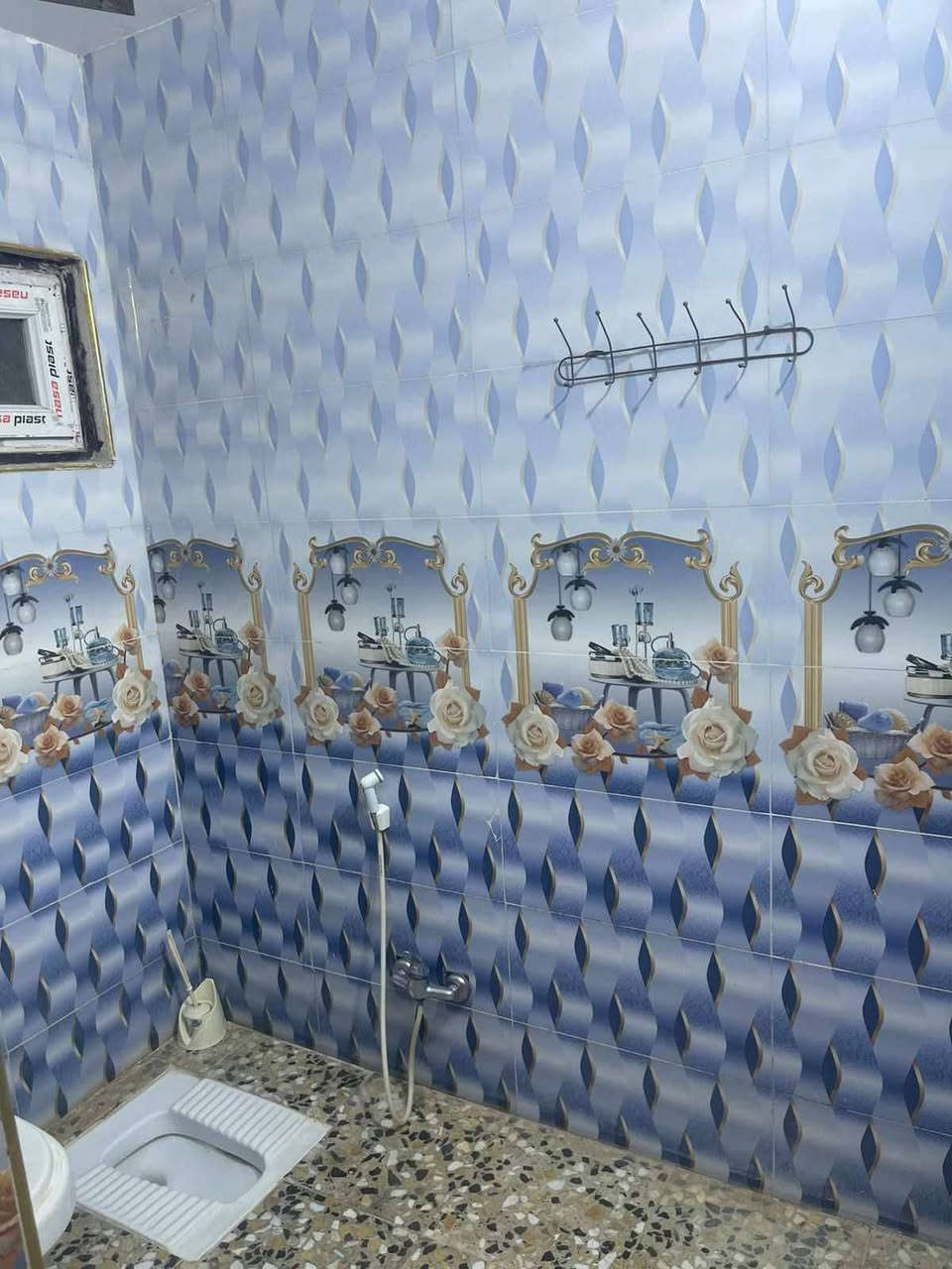 من رخصت مدير الكروب  بيت ٥٠ م. ركن السريدات بالمربع  الثالث   يحتوي  على هول  ومطبخ  وصحيات. تحت الدرج  ومنور وغرفة بالطابق الثاني مع مخزن.  والسعر٦٢وبيه مجال
الرقم ***********
