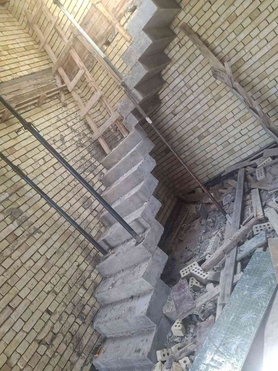 هيكل للبيع 100متر طابقين بأسمي طابوق جمهوري في الانتفاضة الرابعة مقابل مجمع ريحانة البيت يبعد 70متر عن التبليط بناء جديد قيد الانشاء بعد البيتونة والستارة فد يومين ويكملن يحتوي على ثلاث غرف نوم كبيرة  4x4,5  ومطبخ واستقبال وصالة واربع مجاميع صحية وساحب ماء وكهرباء للبيع بسعر 112 مليون مع مجال بسيط 
***********
