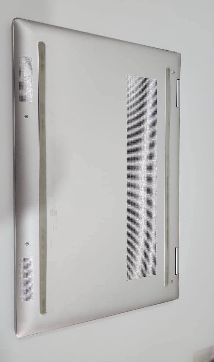 اللابتوب الانيق والفخم
HP Envy x360 2 in 1 
شاشة حجم 15 لمس قلابة 
 المعالج: Intel Core i7 – الجيل 13 (i7-1355U)
 الرام: 16GB DDR5
سرعة عالية (5200MT/s) 
التخزين: 512GB SSD
 كرت الشاشة: Intel Iris Xe Graphics 128MB  يوصل أعلى حسب الاستخدام (Shared)
توجد طخه خفيفه بالزوايا بدون تأثير على أداء الجهاز  موضحة بالصور 
السعر 850 الف 
بغداد الحارثية 
***********
