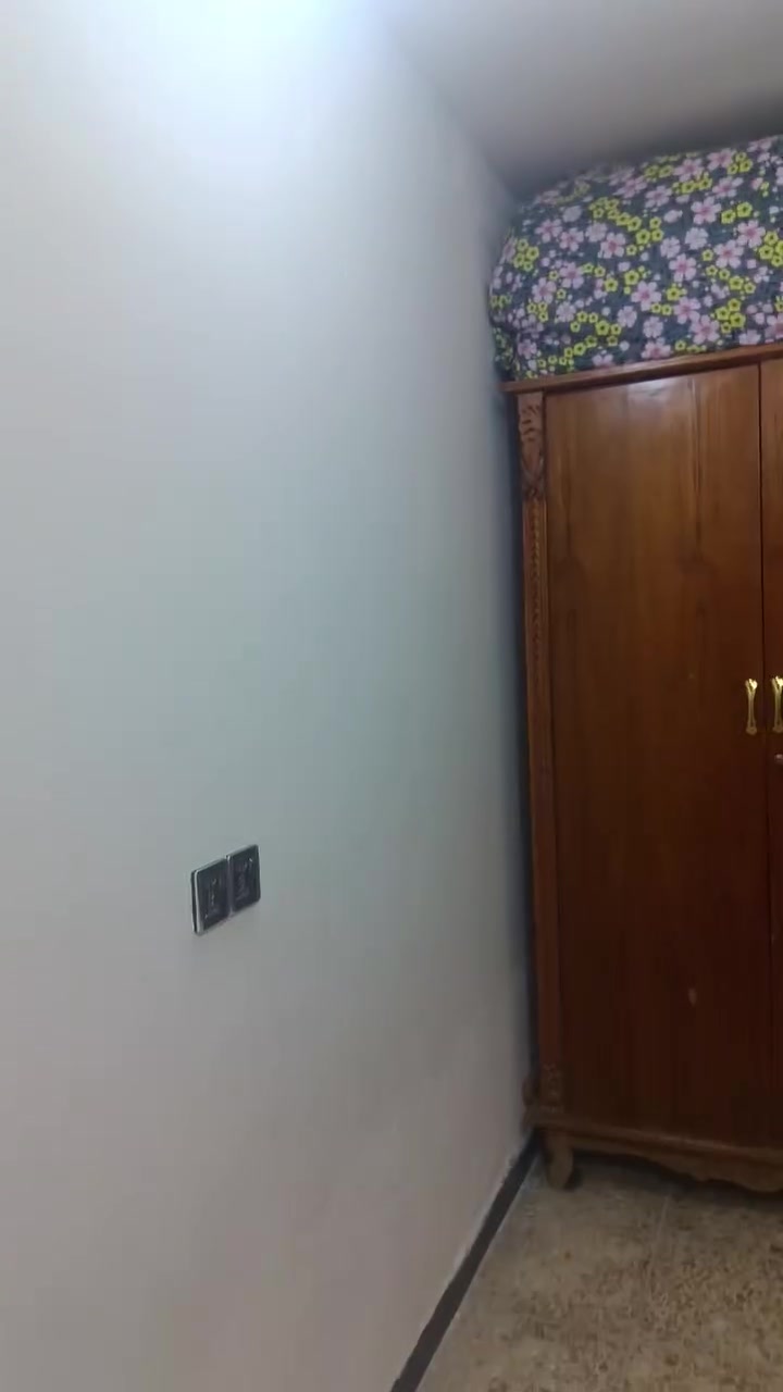 بيت 100متر مربع سعره مناسب بيه غرفتين نوم وهول وبيه حديقه هاذ رقمي متواجد بس وتساب ***********
