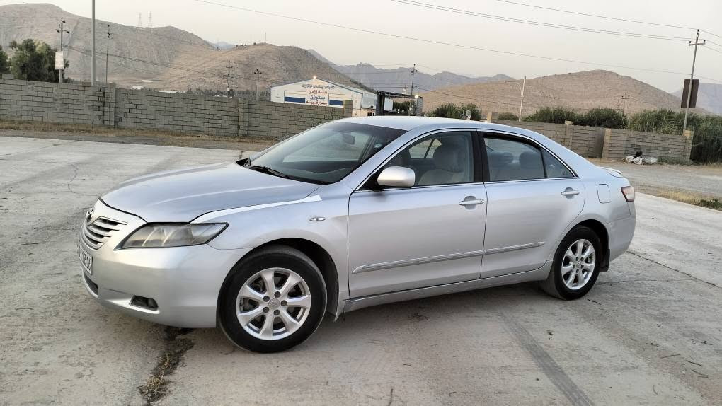 toyota camry
2009
خلیجی 
ناوزەرد
مەکینە چوار بستۆن
گێڕو مەکینە بەشەرت
تەبرید بەشەرت
سەنەوی تازەیە
سێ پارچەی پێشی سبووخە، لای سەکنی ناوی گرتوە+دووبست شانی لای سایق، بڕانەوەی بەشەرت
هیچ کاڵبوونەوەی نیە، سەقفی وەک شووشەوایە، تەرزەی نیە
ساردەکوتی نیە
ئەگەر مشتەری تێل بکە، معامەلە بە مسج و کۆمێنت ناکرێ
شوێن حاجیاوا
86 گەڵا
***********
*********** شربازهير, السليمانية
