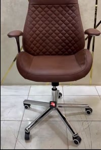 كرسي • محشو صوف • لون حليبي