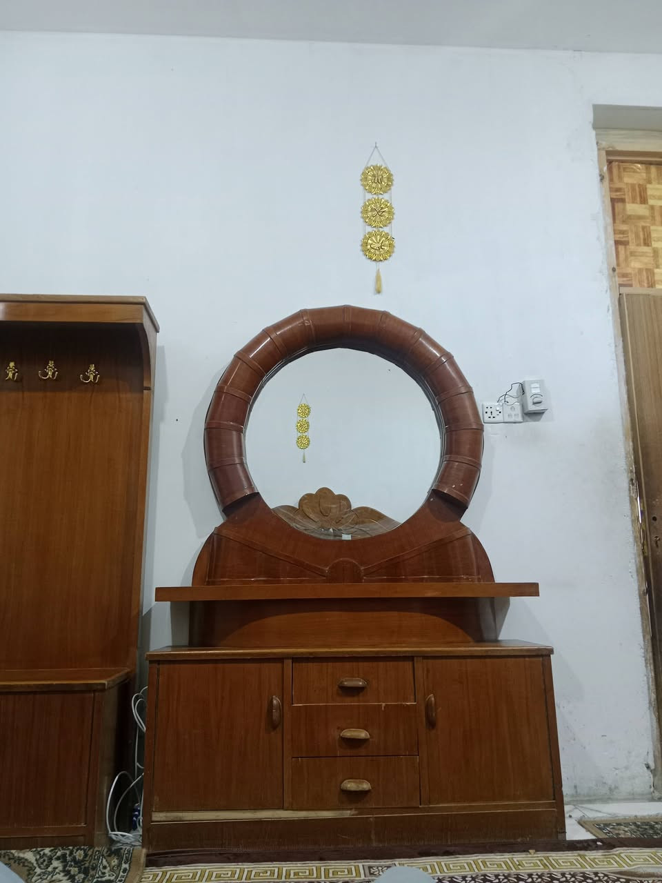 غرفه نوم للبيع خشب الكنتور 6 ابواب ميز تواليت زاويه وتساب ***********,الرقم الثاني *********** السعر 350 الف
