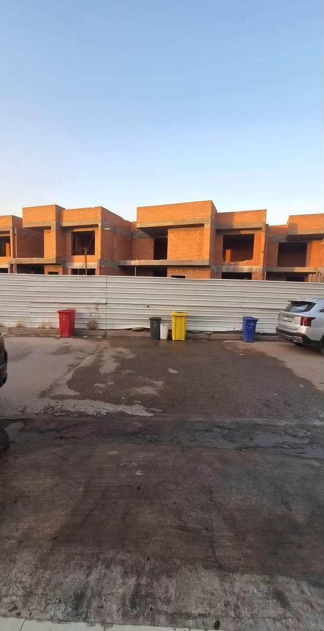 السلام عليكم 
بيت للبيع في حي الجهاد منطقه ديوان الضباط مقابيل مجمع الريتاج السكني شارع ١٥ قرب الأربع شوارع 
مساحه البيت ١٠٠ متر واجهه ٤ ونزال ٢٥ 
يحتوي البيت على ٣ غرف وحمامات عدد٢ وصاله ومطبخ 
للاستفسار اتصل الرقم التالي 
***********
ابو محمد للعقار ☎️
