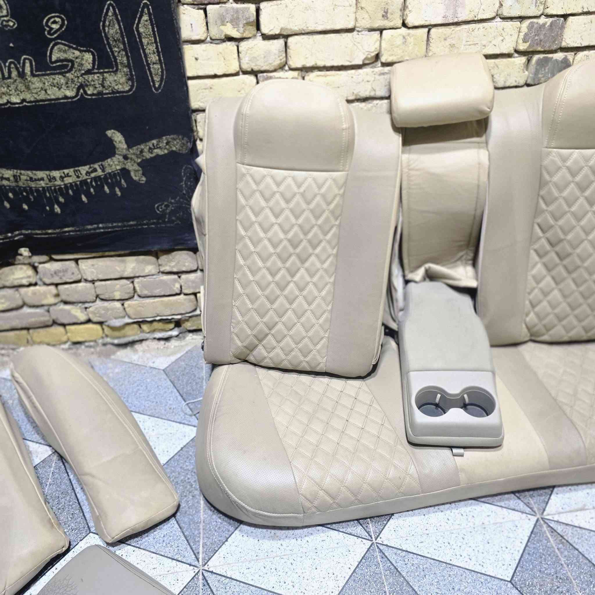 كشنات شارجر من موديل ١١ ال ٢٣ نضفات عسلي خمل ومغلفات جلدتلبيس السعر ٢٠٠الف مكانهن الغراف الاستفسار على الرقم ***********
