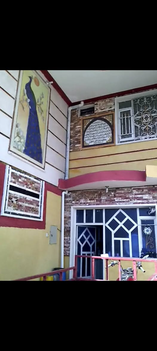 السلام عليكم    بيت للبيع  زراعي  زراعي  زراعي طابقين يحتوي الطابق الأرضي على بناء طابوق أستقبال وصاله ومطبخ وصحيات خارجيه وداخليه وترك خلفي وكراج كبير كاشي وسيراميك والطابق الثاني ثرمستون غرفتين نوم ومطبخ وصحيات والصطح  ثرمستون  بيتونه وغرفه كبيره مخزن قيد الأنشاء وستاره عاليه ملبوخه داخل وخارج مساحة البيت الكليه   ١٥٠م  السعر  ٥٥ وبيه مجال بسيط  العنوان بغداد المدائن ناحية الوحده منطقة الحريه نهاية شارع الجامع الخروج هاتف ***********و***********
