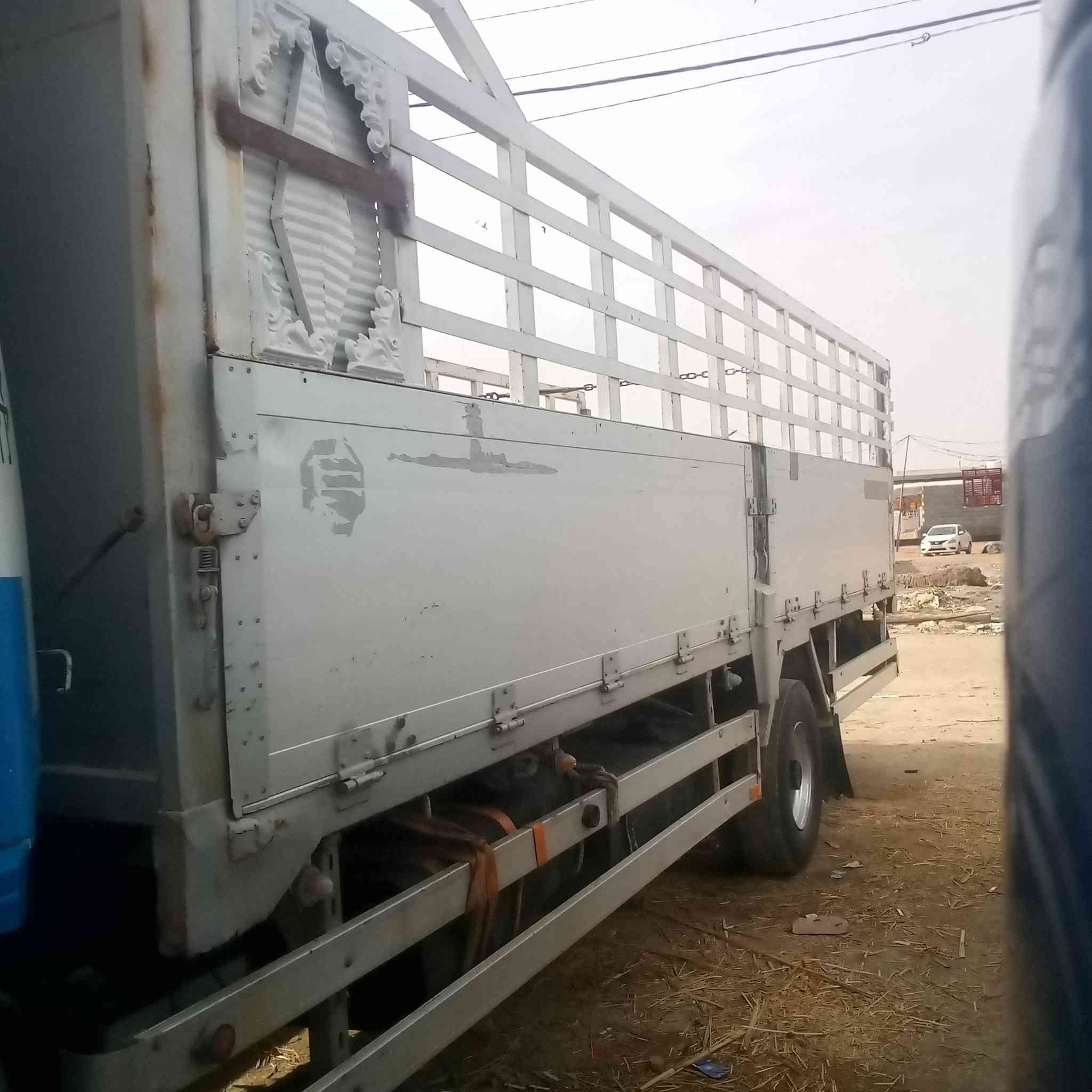 سلام عليكم بدي هينو طول 6وربع عرض مترين وعشره مراوس بدي اعرض بيع عادي رقم ***********
