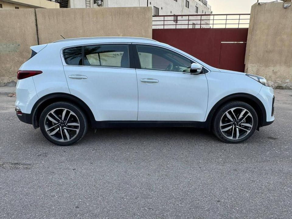 كيا سبورتاج خليجي 2019 
محرك 2000 دوش 
المسافه المطوعه 91 الف كيلو 
رقم بغداد مشروع وطني تحويل مباشر 
السياره مكفوله من الصبغ والتبديل والضربه القويه واللغود والشواصي ( عدى بارد بل جاملغ جه السايق + شخط بل باب الخلفي جهة السكن ) وموضح بل صور
تبريد قطعتين 
الداخل لونين اسود وبيجي 
كشنات مخمل وجلد بلادي 
شاشه وكامره خلفيه 
شاشه اعطال 
حساسات اماميه وخلفيه بلادي
مري شفط + اشاير بل مري 
وضعيات القياده ( Sport و Normal و Eco ) 
سويج اصليه عدد 2 مال شركه 
مكان السياره / بغداد اليرموك
***********
مستعجل ع بيعته 
اتصل ع رقم وتدلل
