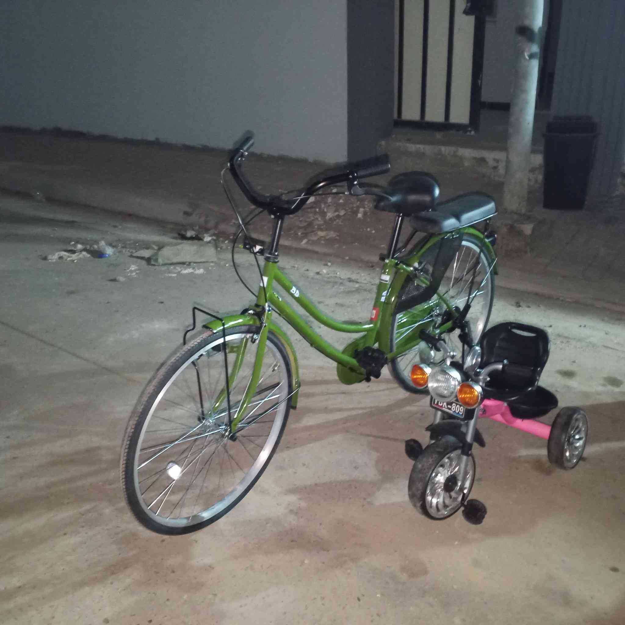 السلام عليكم
بايسكل BD للبيع 

بايسكل نضيف كلشش استعمال قليل شهرين بس 

حاوية اخذته اقصاد ب 225 الف 

السعر 180 و بي مجال

الرقم ***********
