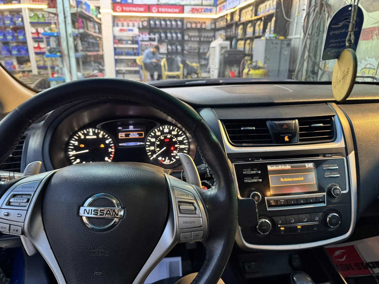 سلام عليكم
... نيسان التيما  2017 مواصفات sr 
سنوية جديدة باسمي
المعروفة  بصمة  كشن كهرباء .. تشغيل عن بعد شفتات  ستيرن ... 
حادثها جاملغ وبنيد  ورصعة بسيطة جدا براس الشاصي 
وبيها طخة بسيطة جاملغ وباب 
خلفيات ما مصلحات
ماشية 99 الف ميل 
كير ومحرك كفالة
السيارة تبريد وتدفئه 
زوج تايرات جدد
ادامة لمنضومة التبريد و للمكينة 
سعر 105وبيها مجال  للمشتري 
مكانها بغداد - عامرية
***********
