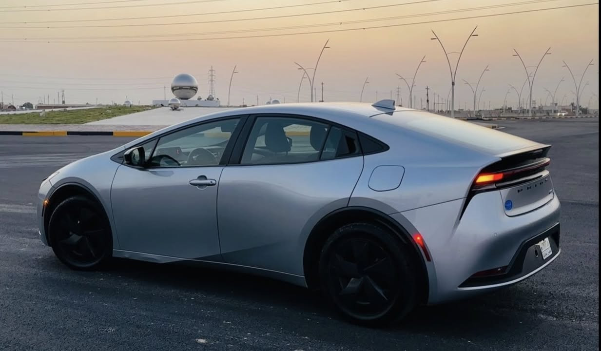 🚘 تويوتا بريوس 2023 – اللون سلفر الملكي
اراوس وبيع يرهم حسب القناعه 

السعر  158 ابلاش ابلاش ارخص ابريوس ب العراق 

 🚘

هايبرد

✨ بصمة تشغيل | بصمة أبواب | إشارات ترحيب | بصمة جنطة | محرك 2000cc | اقتصادية وصاروخ تصميم ✨

📍 الوصف العام:

تويوتا برايس 2023 تجمع بين الفخامة والأداء والقوة في تصميم واحد.

سيارة تلفت النظر من أول لحظة، مظهرها أنيق وصاروخي بنفس الوقت، واللون السلفر يزيدها هيبة ولمعان.

تجربة قيادة فريدة، هدوء المحرك ونعومة القيادة يخلوك تحس إنك راكب أعلى فئة من سيارات تويوتا.

⸻

⚙️ المواصفات الفنية:

 • المحرك: 2000cc قوي واقتصادي جداً بالبنزين — يعطي عزم سريع واستجابة ممتازة.

 • نظام التشغيل: تشغيل بصمة ذكية بدون مفتاح.

 • الأبواب: دخول بصمة أبواب — تفتح وتغلق تلقائياً عند اقترابك.

 • إشارات ترحيب ضوئية عند الفتح – لمسة فخمة وجو استقبال جميل.

 • بصمة جنطة (فرامل إلكترونية) – راحة وأمان أكثر أثناء التوقف.

 • ناقل حركة أوتوماتيكي ناعم جداً – نقلات سريعة وسلسة بدون أي اهتزاز.

 • مكيف تبريد قوي جداً – تبريد فوري ومناسب لأجواء العراق الحارة.

 • تصميم داخلي فاخر:

 • مقاعد مريحة بتفاصيل أنيقة

 • شاشة وسطية ذكية مع كاميرا خلفية واضحة جداً

 • تحكم كامل بالمقود

 • أنظمة أمان حديثة: وسائد هوائية – حساسات خلفية – نظام ثبات إلكتروني

⸻

🌟 الإيجابيات:

✔ تصميم عصري ورياضي يخليها مميزة عن باقي السيارات.

✔ اقتصادية جداً بالوقود رغم المحرك القوي.

✔ اللون السلفر يعطيها مظهر راقٍ وما يبين الأوساخ بسهولة.

✔ تويوتا = اعتمادية، متانة، وسهولة صيانة.

✔ سيارة تجمع بين الأناقة والعقلانية – تناسب الشباب والعائلة بنفس الوقت.

⸻

📞 للتواصل: ‎(‭ ***********)

📍 الموقع: ‎(صلاح الدين– سامراء )

💬 لا تفوّت الفرصة! سيارة نظيفة جداً ومواصفاتها تخبل، الجاد يتواصل – والله يرزق المشتري

الضرر كما موضح مع الصور بجم كبس 

السعر158 . ابلاش ابلاشششششش ماكو  هيج سعر ب العراق
