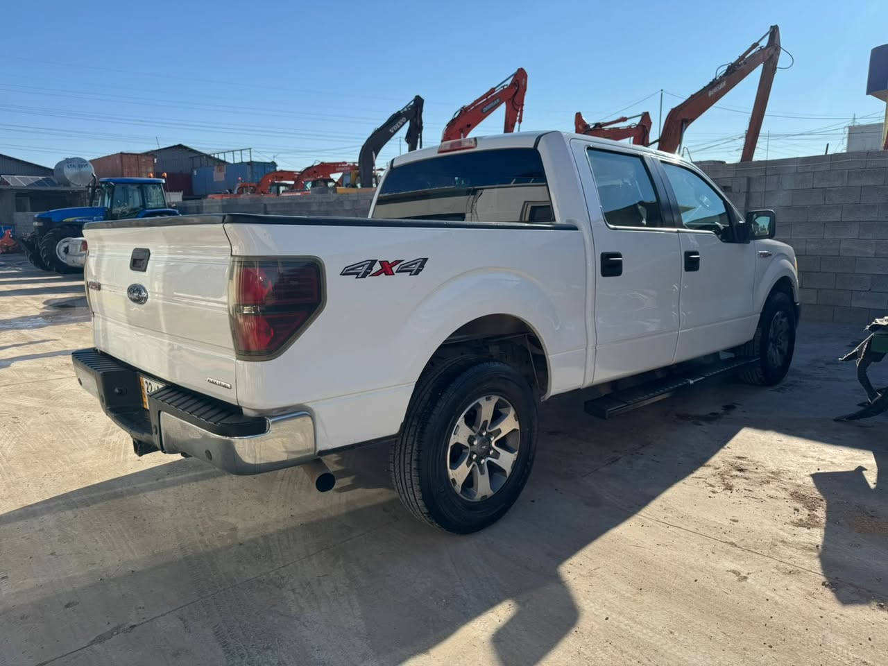 ئۆتۆمبێل: Ford F-150

مۆدێل 2014 
گێڕ و مەکینە بە شەرت

ســــعر $ یەک کۆمێنـت بکە راســـتەوخۆ بــۆ دێـــت🟢

پشت و پێشی کەپسە
بێ لێدراو بێ سبوخ ساخە 
یەک جێ دەست ساردی هەیە 
شەریکە نیڤا سفر
سەنەوی و رەقەمی نوێیە 
 بە شەرتی بە ناو کردن 

ژمارەی خاوەن سەیارە👈: ***********
