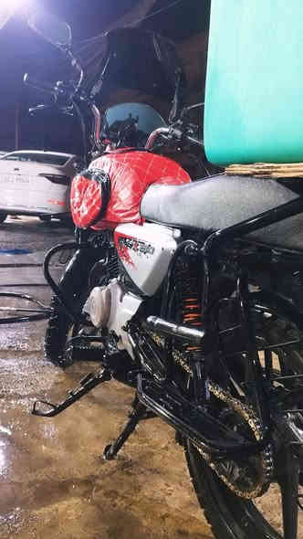 السلام عليكم
بوكسر موديل 21 رقم وسنويه السنويه باسمي تحويل ثانيوم 
الدراجه بيها خلل بالگير بي صوت 
السعر مليون ونص قفل 
مكاني بغداد الكرخ 
*********** واتساب او اتصال
