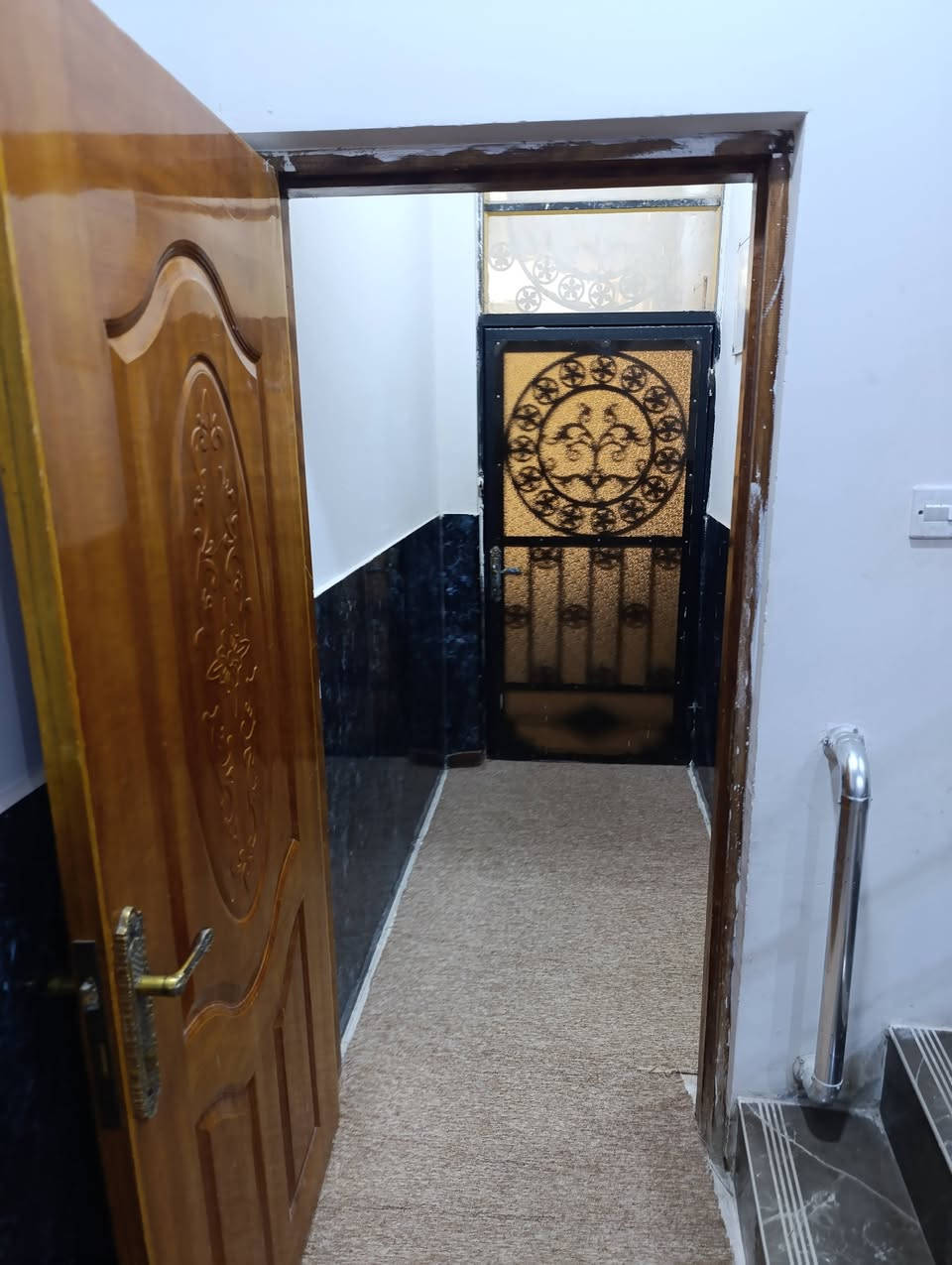 السلام عليكم بيت للبيع الفيروزية شارع 11 مساحته 171 متر طابقين غرفتين جوه وغرفتين فوك ديوانيه جبير 6ونص طول 4ونص عرض وصاله جبير وفوك صاله هم جبير ومشتملات طابوزراعي سعره 130 مليون بناء بلوك رقمي ***********
