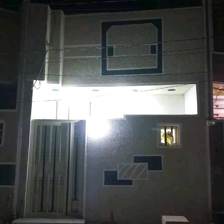 بيت للبيع مستعجل مستعجل بي مجال للشراي الصدك 35 وبي مجال 
بيت للبيع مستعجل وسعر مناسب 35 وبي مجال للشراي 

بيت للبيع

يحتوي على غرفة  وصاله ومطبخ و صحيات عدد 1
يحتوي ميزانية كهرباء وخط سحب مولد ذهبي وسخان كامل

محمد  ***********

متواجد واتساب ،

عنوان مجمع سيد اسماعيل

كربلاء مجمع سيد اسماعيل السكني بيت للبيع مساحة 50 متر  سند 25 قرار محكمة يم عمود ١٤٣ خدمات كامله ماي مجاري كهرباء تبليط ويجود فيه ميزانية كهرباء 

للاستفسار واتس او اتصال متواجد 24 ساعة 

***********
#للجميع
البيت شكد عدد الطوابق؟ وهل بيه سطح أو حوش أو كراج؟: 
طابق واحد
شنو الحالة الإنشائية والعمر التقريبي للبيت؟ يعني جديد لو مستخدم من فترة، وبي أي ملاحظات أو نواقص؟: 
بيت جديد 
السند 25 وقرار المحكمة: ممكن توضح إذا المعاملة جاهزة للبيع مباشرة لو بيها أي قيود/مراجعات؟: 
سند 25 ما بيها قيود 
السعر 35 مليون: نهائي لو بيه قابلية للمساومة؟ وإذا أكو دفعة/تسليم شلون؟: 
بي مجال 
وين موقع البيت بالضبط بمجمع سيد اسماعيل؟ قريب من أي عمود أو معلم حتى يسهل على الزبون يوصل؟: 
البوابة الاولى فرع السابع 