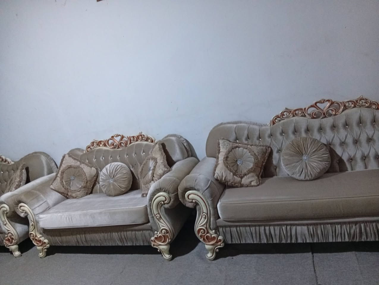 تخم عشر مقاعد نظيف جدا السعر 750 وبي مجال قليل مكانه الدبلة ***********
