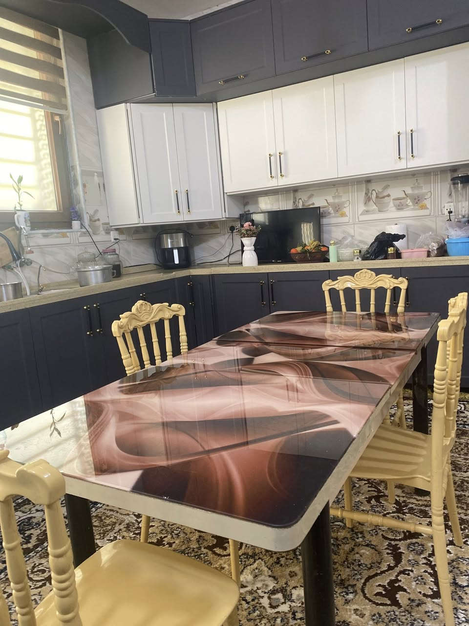 السلام عليكم
ميز طعام للبيع يجي وياه 4 كراسي مثل متشوفون النضافه كدامكم 
الرقم: ***********
متواجد واتساب
