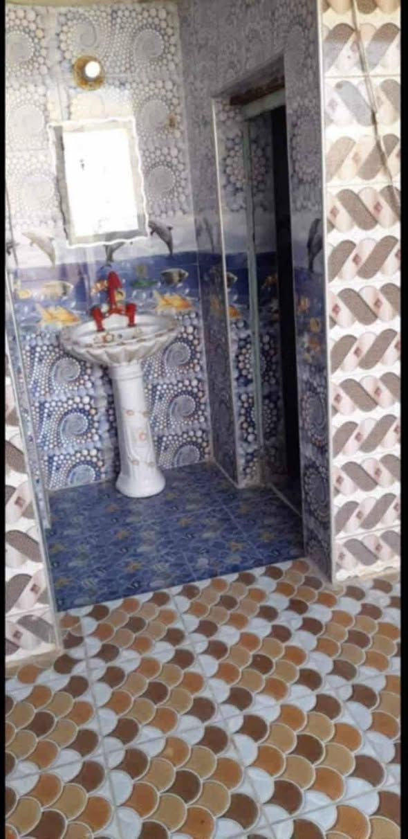 بيت الايجار بحي الحسين الثانيه بنهايه شارع  60 البيت تجاوز بس ثالث بيت عن الطابو بيت جاهز ومرتب يجار 200 وبي مجال ***********
