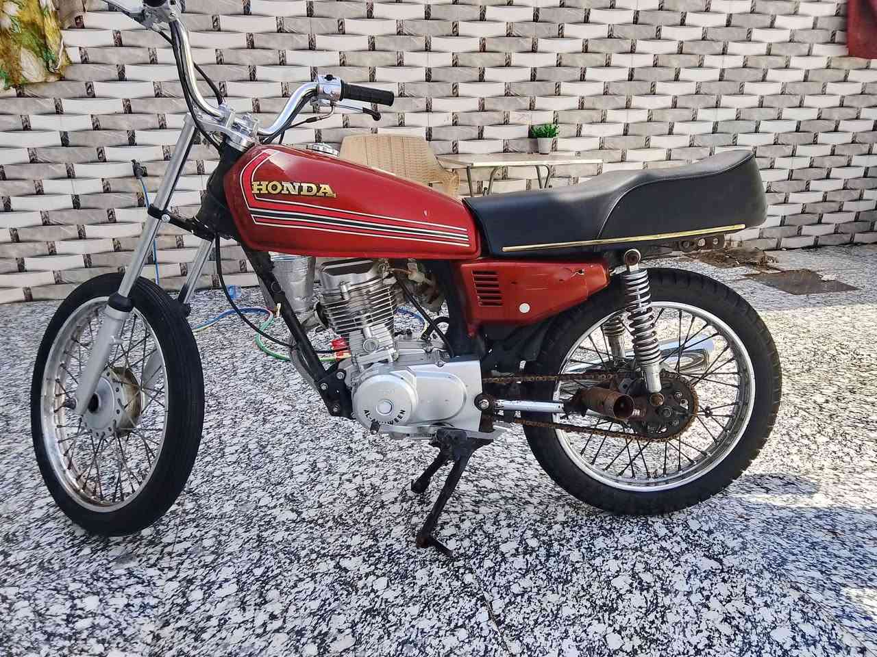 سلام عليكم دراجه للبيع ايراني شاصي نامه الاصلي اوراق مديل 10اصولي وكيلها شارع بغداد مكينه رابيدو مفتوحه مره وحده مبدل ولفات وكاور مكاني المجبس السعر 650وبيها مجال قليل شراي اتصل ***********
