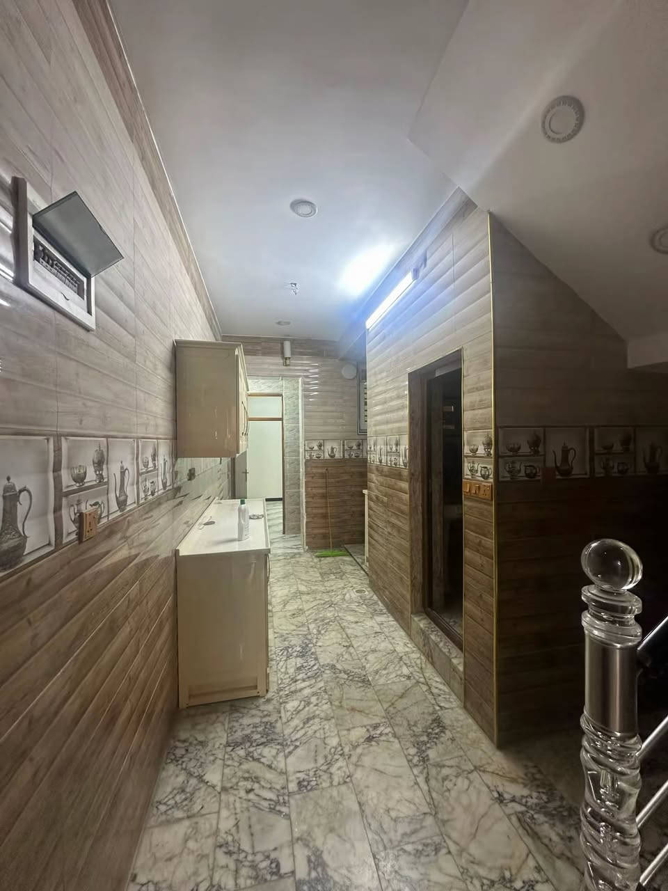 سلام عليكم
للبيع دار حديث فارغ غير مسكون سنة البناء 2020
المساحة 64 
الواجه 4 
النزال 16 
موقع العقار في القاهره الصناعه
 قرب نادي الطلبه ضمن شارع عريض 
يحتوي على 4غرف نوم واحده منها في الطابق الأرضي 
و صاله و مطبخ و خدمات 
للاستفسار اكثر الاتصال على *********** 
او زيارة مكتب الرحمه للعقار شارع فلسطين قرب مصرف الرافدين
