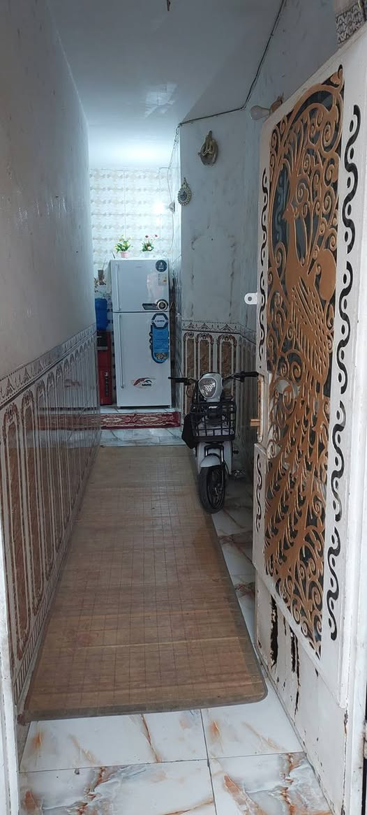 بيت للبيع مطلوب قرض تنطي مقدمه 60 وللمصرف 20 مساحته 100 متر طابق ونص غرفتين نوم واستقبال وهول ومطبخ وصحيات مكان البيت بغداد الحسينية منطقة ال5000 قرب السوق الكبير بشارع المختار *********** ..
