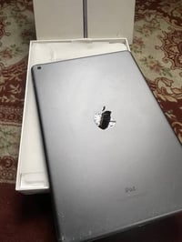 ايباد 9 ذاكرة 64 بطارية بحدود بـ 80 وفوك قبل اشهر شفته بس نسيتها  الاي...