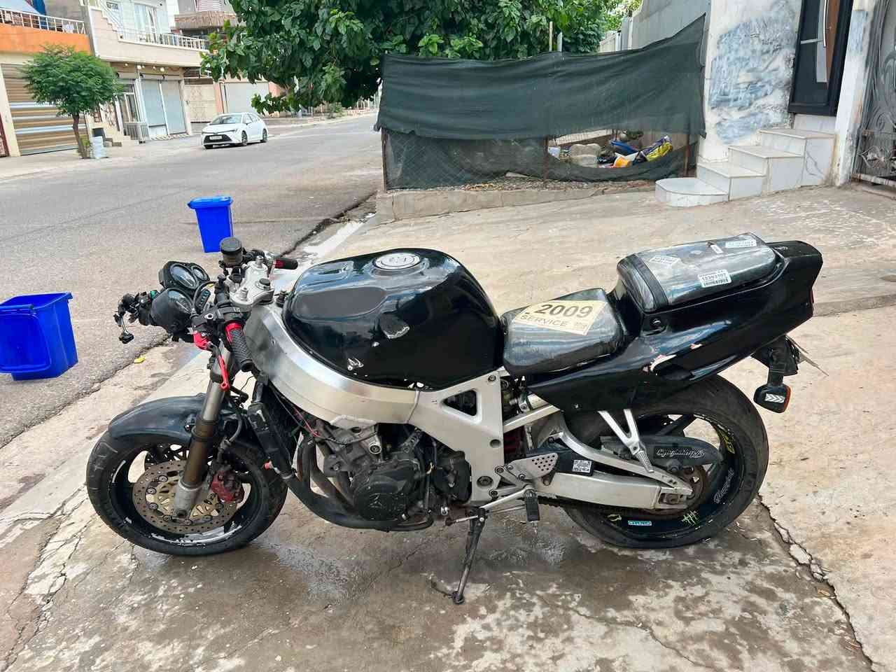 919CBR بۆ فرۆشتن
بێ کێشەی بەس کەڤەری شکاوە مەکینە بەشەرت
پلاک رۆن تازەیە کابرێتەی پاک کراوەتەوە مەزبویت
کارەبای هەمووی مەزبووتە
۸گەلا
شوێن چەمچەمال
***********
