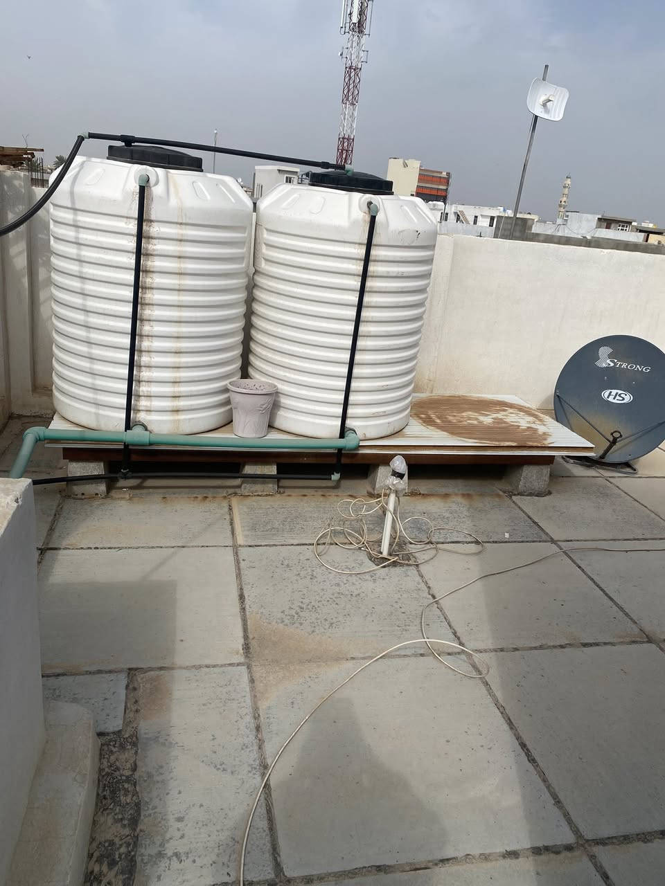 دار للبيع مساحه 120 م  ثاني قطعه من  الركن بعقوبه حي المعلمين يتكون 3 غرف نوم استقبال   مطبخ عدد 2 حمام  عدد 2   ارضيه مرمر كراج 5 م بدايت حي المعلمين مقابل فاري فار ***********
