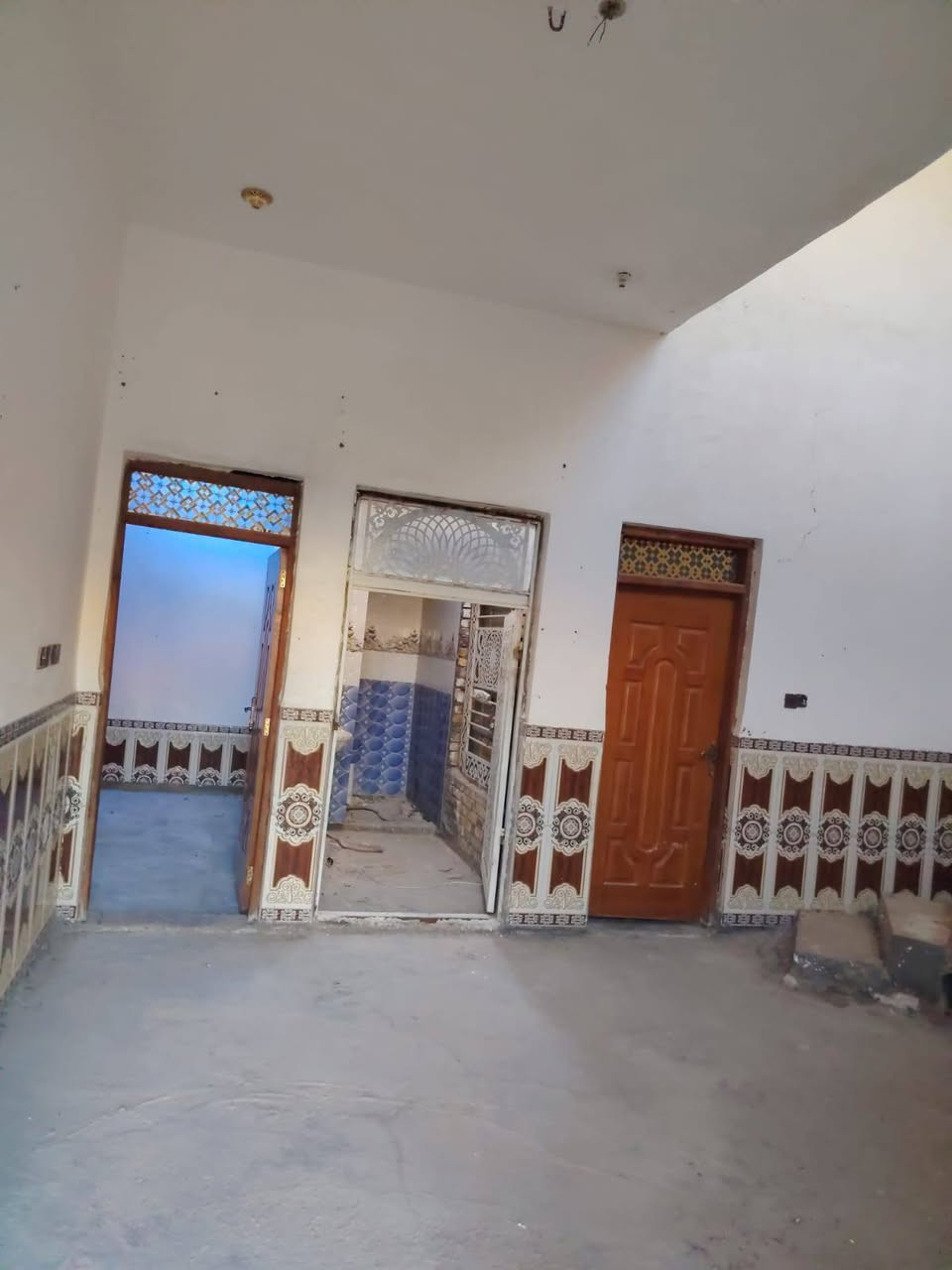 السلام عليكم
دار زراعي  في حي الجوادين نزلة سيد وحيد مساحه 200م بيت جاهز لسكن  البيت مناسب 
غرفتين وصاله ومطبخ ودوانيه وصحيات كامل
جميع الخدمات ماء تبليط كهرباء  للاستفسار الاتصال بالواتساب على الرقم *********** 
 مكلف بالنشر
