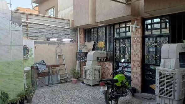 للبيع بيت في الحبيبية خلف مطعم وليد (ابو الگص) 
بالفرع الضيق عرض الفرع 6م
 المساحة 150م الواجهه 7.5م والنزال 20م، البيت طابقين، الطابق لاول يتكون من استقبال وهول وغرفه ومطبخ وملحقات، الطابق الثاني يتكون من غرفه سويت وسطح، السعر 250 وبيه مجال قليل .
الاستفسار ***********
