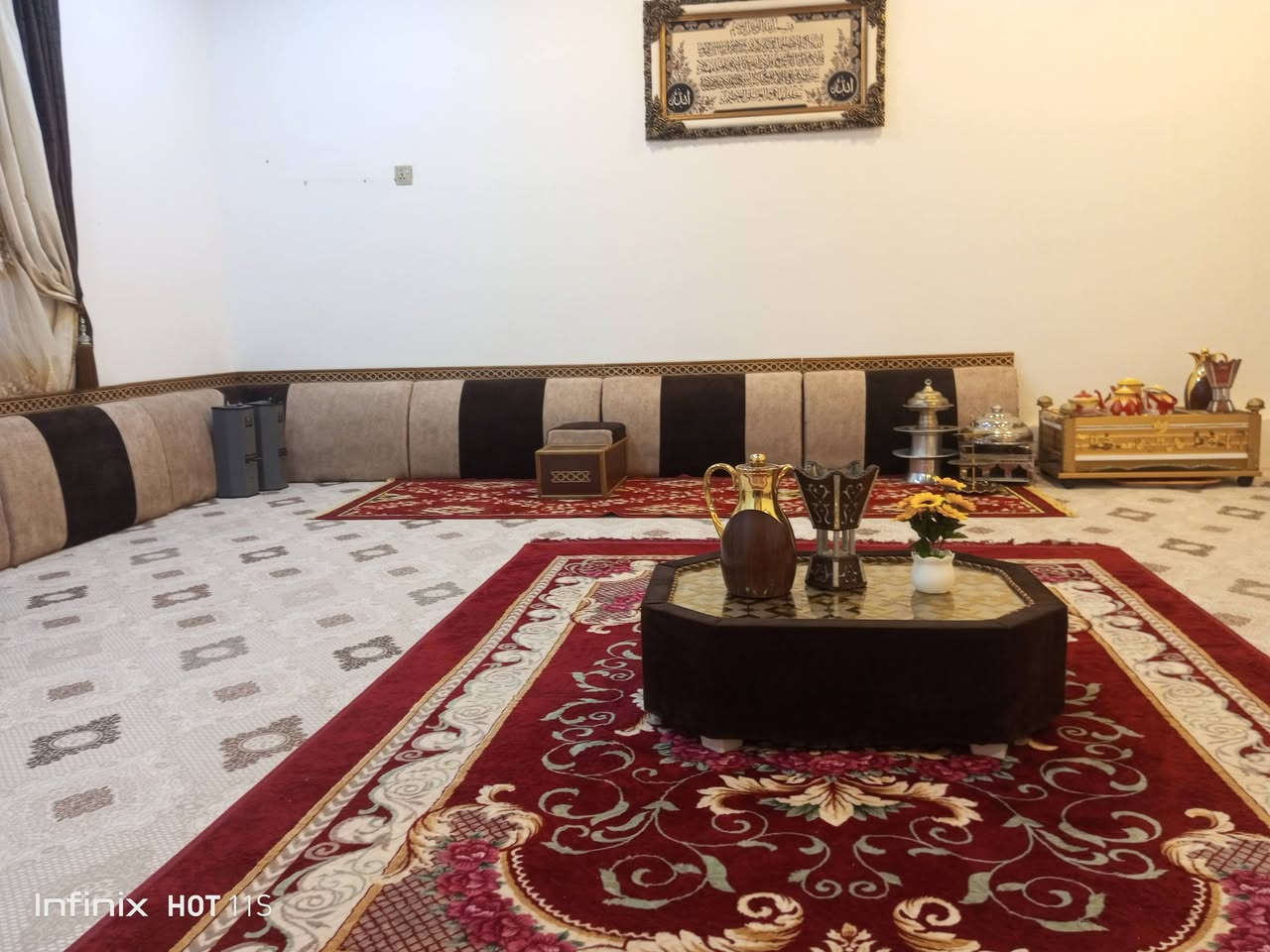 جلسه عربيه 18متر مستعمله قليل نظيفة كلش اخت الجديده سعرها 500الف قفل مكاني البصرة ***********
