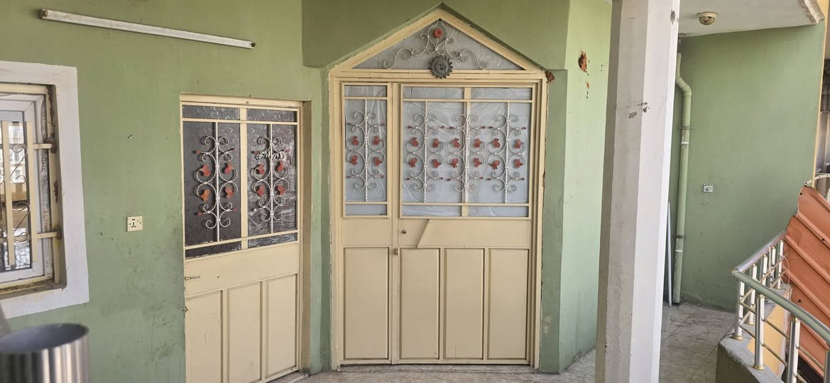 شقة طابق الثاني للايجار مساحة ١٧٠م عنوان الواسطي خلف مول الزياد قرب الحسينية ام البنين غرفتين نوم وهول واستقبال ومطبخ وكراج سعر الايجار ٢٥٠الف ***********
