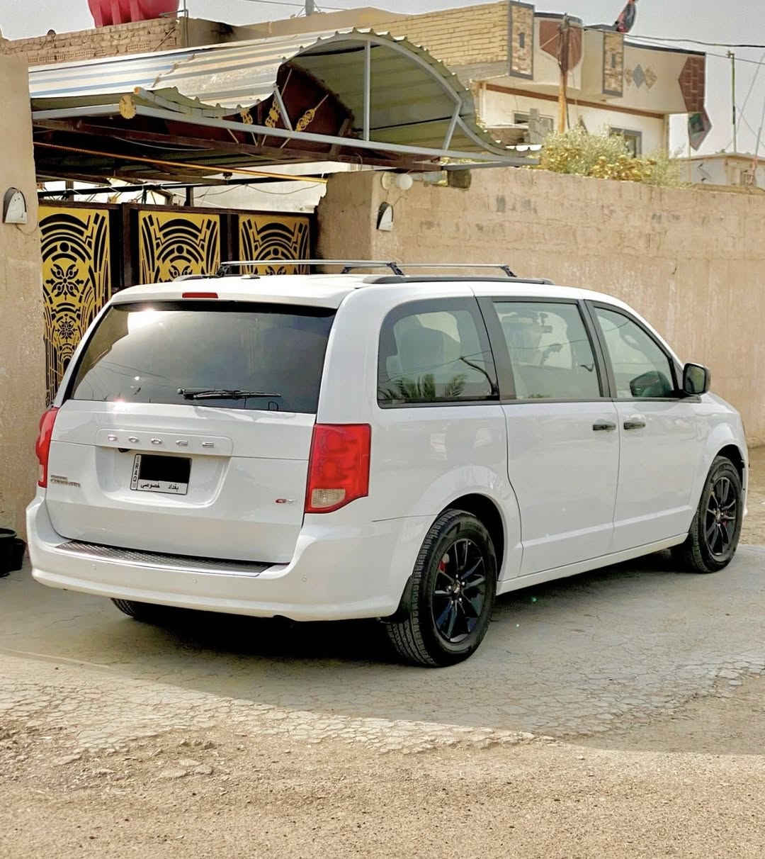 السلام عليكم اخوان
دوج كراند كرفان موديل 2020 مشروع وطني تحويل ثاني يوم سيارة ب اسمي ماشية 84,000mi 
السيارة فئة GT فول مواصفات تحكم ستيرن 4 جهات 
مثبت سرعة 
مقياس الإطارات 
شاشة اعطال 
كشنات كهرباء +تدفئة 
مري كهرباء + تدفئة 
استيرن تدفئة 
بردات بلادية خلفية 
فرس سقف وأرضي 
كشنات جلد اسود سياحي 
بيبان كهرباء 
جنطة كهرباء + شفط 
كروز مثبت سرعة 
تشغيل عن بعد 
كامرة خلفية 
حساسات خلفية 
منظومة زنون شمسي  عالي ناصي شرط نهار 
تبريد 3 قطع شاشة 
جام 6 كهرباء 
السيارة 

مشدودلهة مروحة تبريد اضافية يعني تبريد ثلج والحماوة ثابتة نص والسيارة بيهة تخم تاير جديد وباتري جديد وصدر ودبلات امامي خلفي كلة جديد السيارة مال بيت ما مشتغلة خط السيارة على إيدي السيارة 

السيارة كلين تايتل سيارة بيهة بارد 3 أصابع بل جاملغ الأمامي الأيمن والباب الخلفي الأيمن 3 رصعات غير هذني ما بيهة مكفولة كفالة عامة من الدعامية لدعامية 
السعر 257 وبيهة مجال بسيط اخوان رجاءً اليشوف السعر هواي لايكسر بل سيارة لين السوك كلشي بي 
الهاتف :***********
