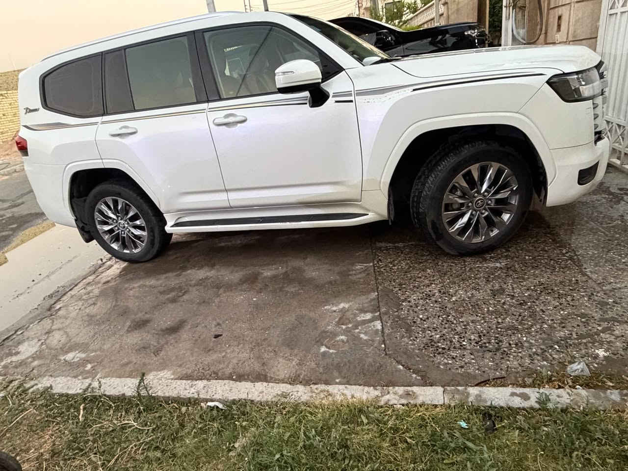 السلام عليكم لاندكروز بريمية gxr 2022شكل جديد محرك ٤٠٠٠ تنفس طبيعي مكفولة من الصبغ والحادث ماشيه ٦٧كم مواصفات كشنين كهرباء كامرات محيطيه حساس امامي خلفي صندوق كهرباء رادار مري شفط ٣شاشات وباقي المواصفات المعروفه السعر ٦٣ وبيها مجال بسيط مكاني بغداد الكرخ.   للاستفسار *********** بغداد, العراق
