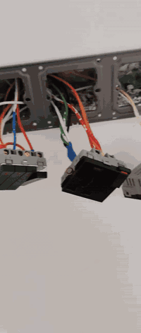 إلى أصحاب الذوق الرفيع والباحثين عن الأمان والرفاهية..
​يسعدنا أن نضع بين أيديكم خبرتنا في تأسيس وتشطيب المنشآت السكنية الكبيرة (مساحة 400 متر فأكثر)، وفق أحدث المعايير الهندسية، مع التركيز على استقرار التيار وحماية الأجهزة المنزلية.
​🛠 مميزات العمل والمنظومة:
​نعتمد نظام التسليك الثلاثي (3 Lines) لضمان استمرارية التشغيل وسهولة التحكم:
​خط التيار الوطني: تأسيس متين لتحمل الأحمال العالية.
​خط المولد الخارجي: تنظيم دقيق للأحمال لضمان الكفاءة.
​خط الطاقة الشمسية: تسليك ذكي ومنفصل مخصص للطاقة المتجددة (Eco-Friendly).
​✨ اللمسة النهائية (التشطيب):
​لأن جمالية البيت تكتمل بالتفاصيل، نستخدم حصرياً سويتجات شركة أوز (OZZ) التي تجمع بين المتانة العالية والتصاميم العصرية التي تناسب الديكورات الحديثة.
​نحن لا نمدد الأسلاك فحسب، بل نؤسس للأمان والراحة في منزلك.
​📞 للتواصل والاستفسار:
صاحب العمل: [علي سعود. مالك الكهربائي ]
رقم الهاتف***********-***********
