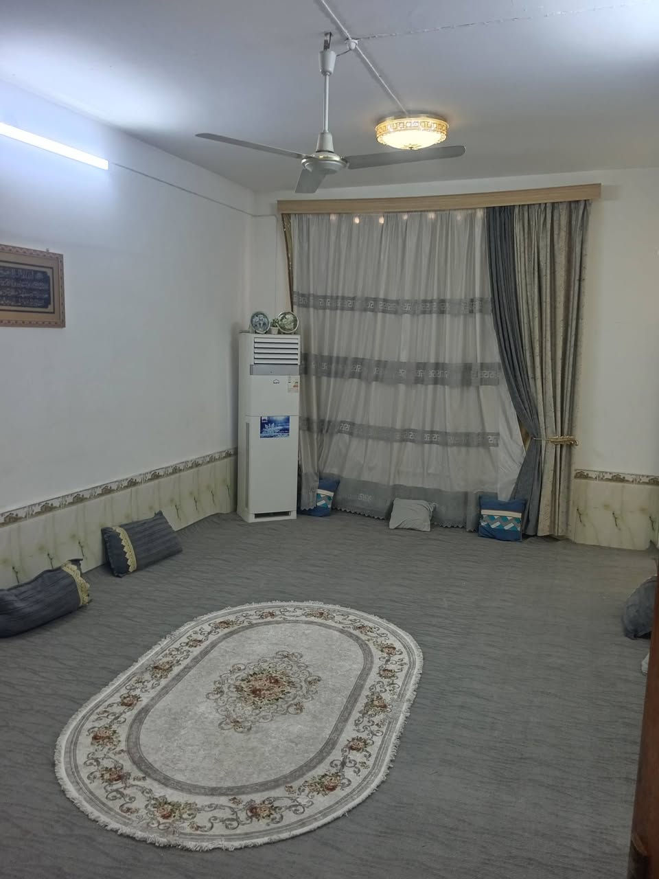 سلام عليكم بيت للبيع في حي الويرسي خلف ملعب السنبله مباشراً يبعد عن شارع العام 50 متر مساحه البيت 240 طابقين الطابق الأول يتكون من صاله واستقبل وغرفتين ومطبخ حار وبارد ومجموعة صحيات داخليه وخارجيه والطابق الثاني يتكون من غرفه وحده وصطحين كبار مع (عرصه بصفه مساحه 250) زراعي سند 25 للاتصال ***********
