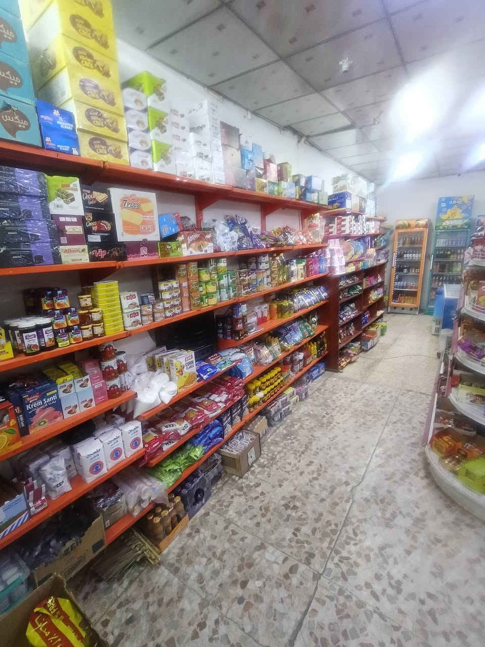 سواق للبيع مساحه 80م اجار 350 داخل منطقه م الصدر قطاع 46 تحتوي ع 10براد و3مجمدات وسفينه ورفوف سبلت 3طن منضومه 8كامرات  دخل ثابت 600 وبل مدارس 800 بصفها مدارس سعر 20تليفون  *********** التعجبه يتصل مالي خلك الخاص
