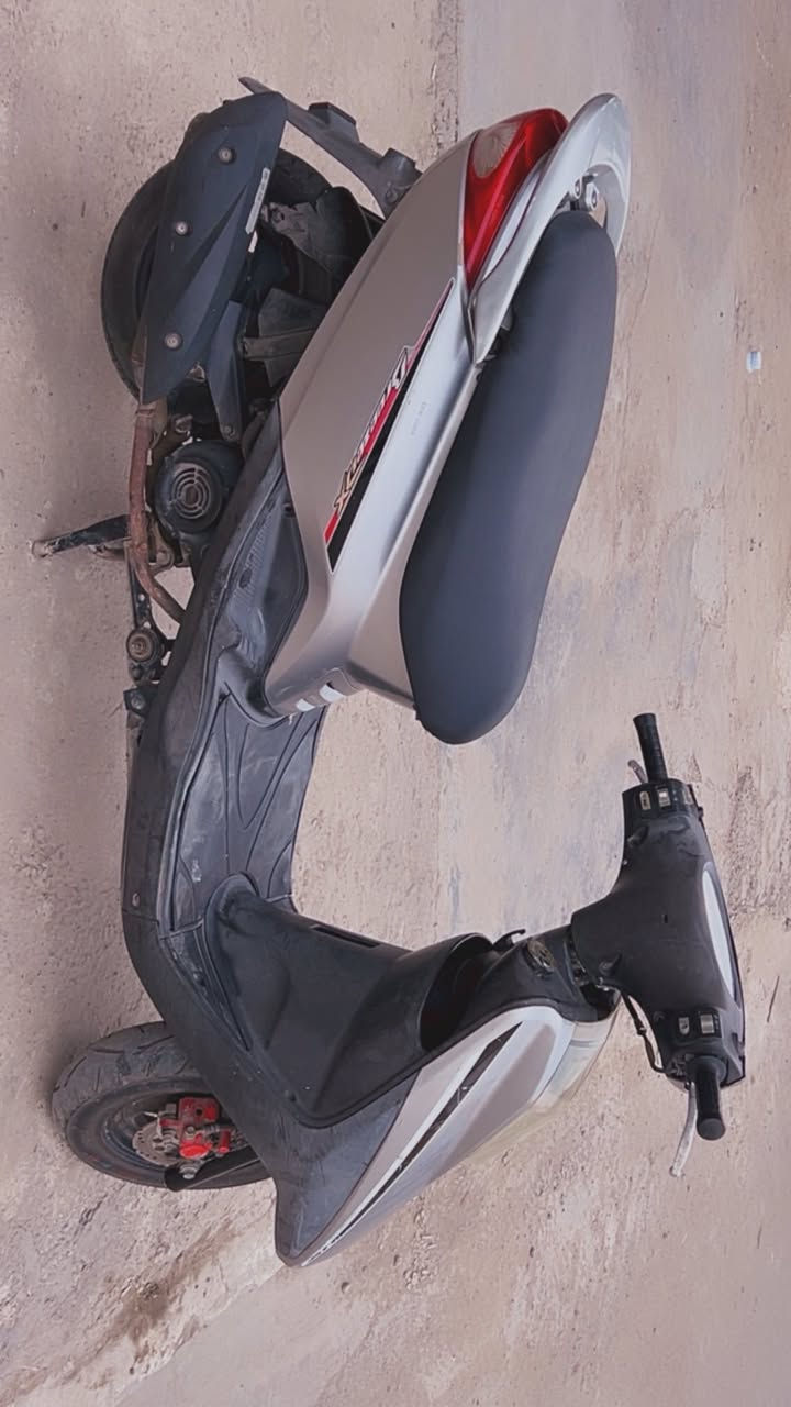 سلام عليكم دراجة ابريز للبيع نظيفة كلش حلوة والله محرك ممفتوح ماشية 18 الف حقيقي السعر 700 وبيها مجال للطيبين مكان حرية شارع 30 هاذا رقمي ***********
