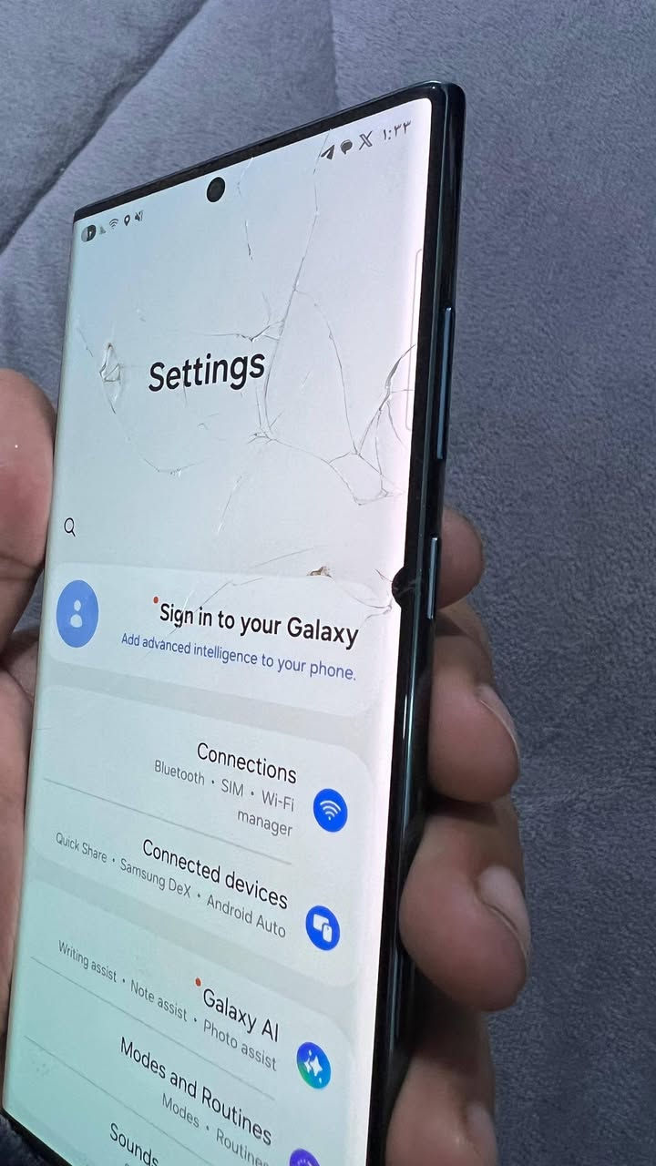 S22 الترا 
ذاكرة ١٢٨ غيغا 
أمريكي بس يستقبل شريحتين حقيقي مو esim شريحتين عادية 
شاشة مفطرة وبيه نقطة بصفحة ممأثر ع لمس نهائي وظهر كذلك كل شي واضح بصور 
سعر ٣٢٠ الف 
مكاني النجف حي نداء شارع مجمعات مجمع الكرار بلوك ١٦ دار ١٢ 
***********

