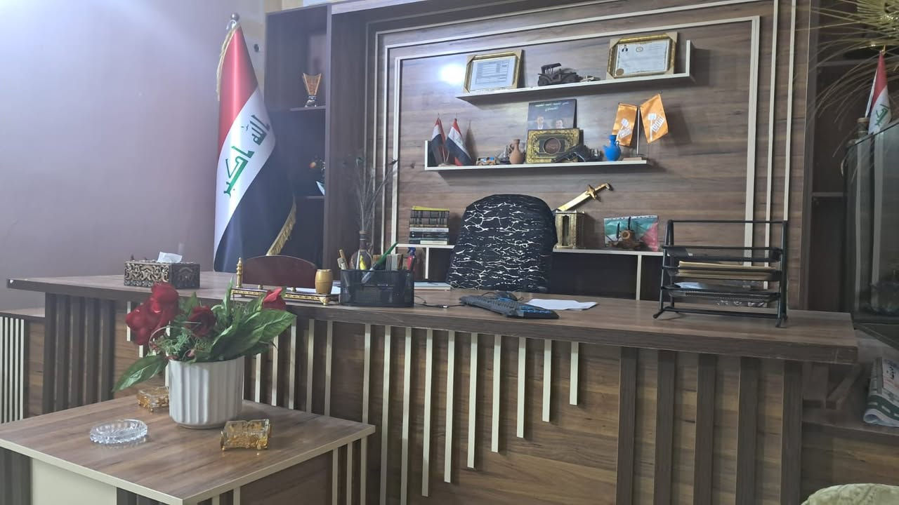 "للبيع مكتب جديد بعده ، خشب تركي فخم وراقي كلش.
يشمل الطاولة الرئيسية والمكتبة والخزانات كلها، مثل ما يبين بالصور.
المكتب درجة أولى وما بي ولا ملاحظة.
لعرض مالته 3 متر و ويه الكومديات مالته يصير 4 متر لكومديات متر و لميز 3 متر والارتفاع هوه سنتر مالته
نوع الخشب تركي تصميم خاص وليس جاهز. طلب خاص النظافة 100/100 بعده جديد اي ملاحظة مابي

تفاصيل اكثر الاتصال ***********
