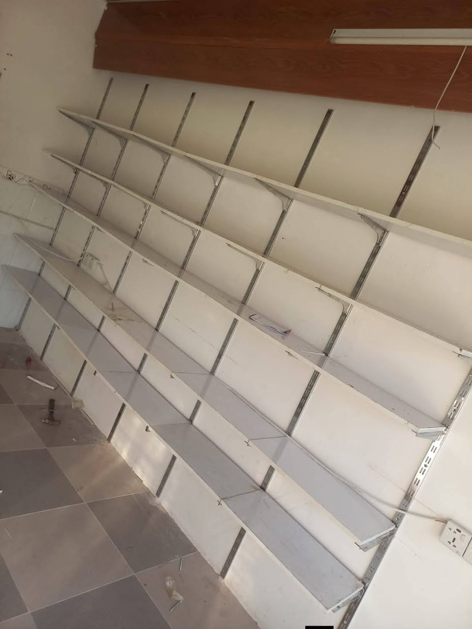 سعر الرفوف  خشب نوعية نوعية منيحة اخو جديد 160الف  سعر الميز 50. الف هولير منطقة كسنزان رقم  ***********
