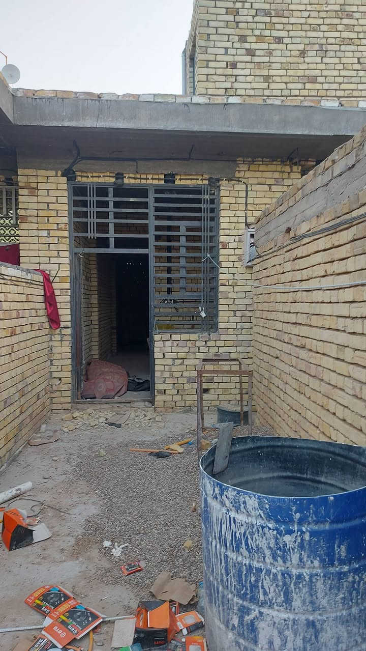 سلام عليكم
بيتين للبيع بناء جديد 

المساحه كامله ٢٠٠ ومقسوم كل بيت مساحه ١٠٠م 

المكان حي الكوفه قريبات للشارع تقريب ١٥٠م او اقل 

كله طابوك صب كونكريت يتكون

 كل بيت منهن من ديوانيه مطبخ صاله غرفه صحيات داخليه وخارجيه 

لاستفسار مراسلة الحساب أو الاتصال على الرقم 
***********
