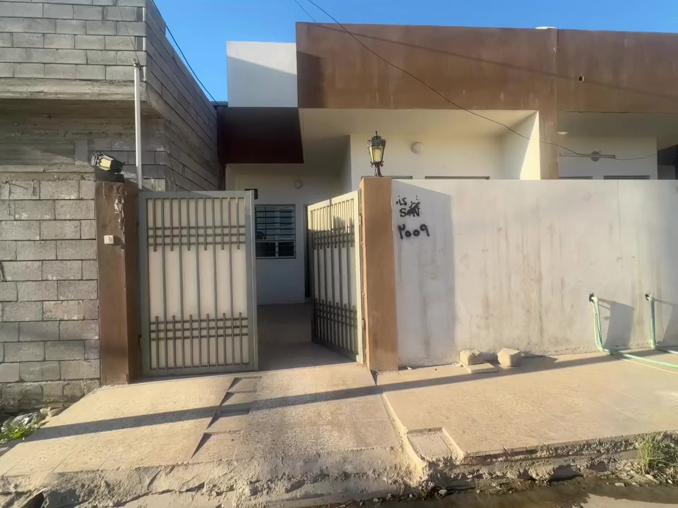 للايجار بيت في مزارع زيونه المقابيل المرور
غرفتين نوم 
ايجارو ٣٠٠
الاستفسار الاتصال عل الأرقام 
***********
***********
